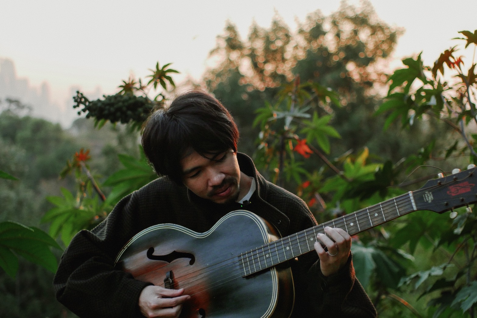 僕は同じように毎回弾くってできない」岡田拓郎、初の海外リリース